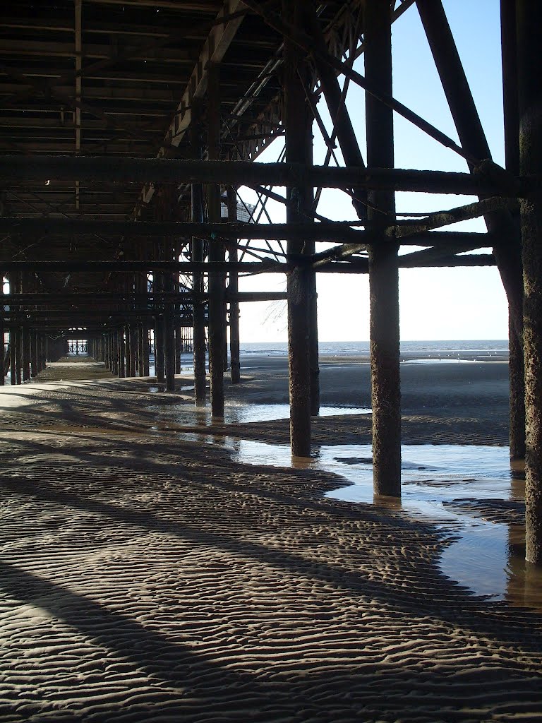 Blackpool, under old pier., Блэкпул
