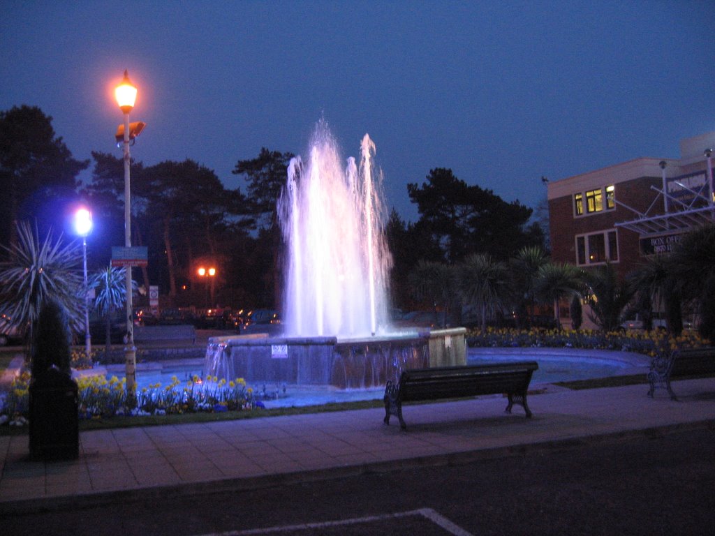 Fountain in front of Pavilion at night, Bournemouth, Dorset, UK March 2007, Боримут
