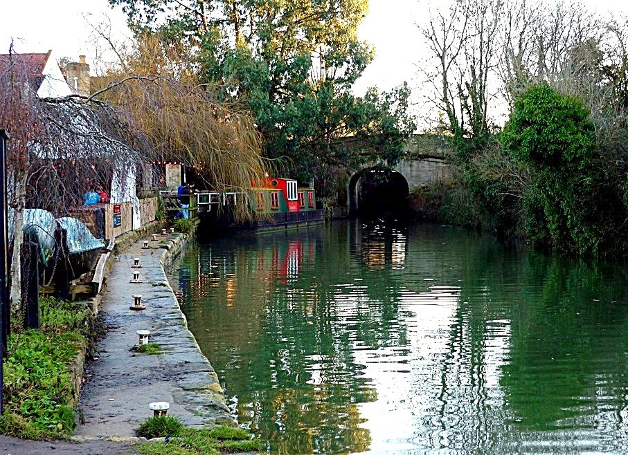 Canal moorings - next to pub, Брадфорд