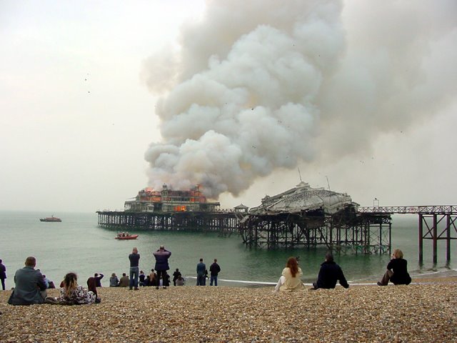 Brighton West Pier burning, Брайтон
