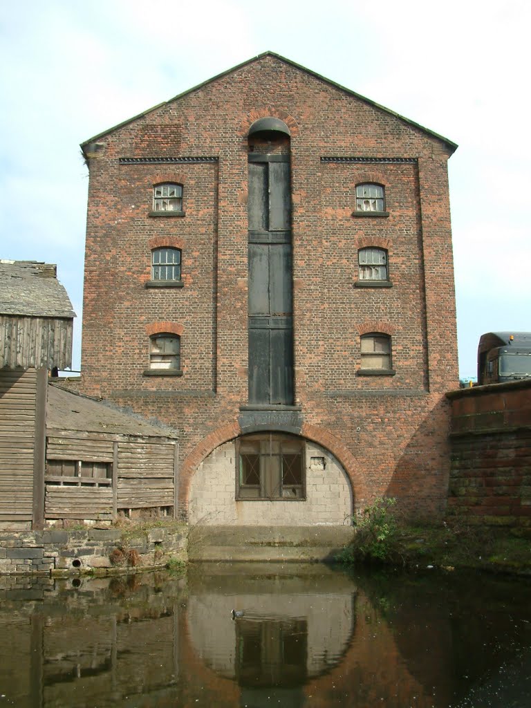 Bankhall Warehouse (1874), The Boats Would Load/Discharge Inside The Arch., Бутл