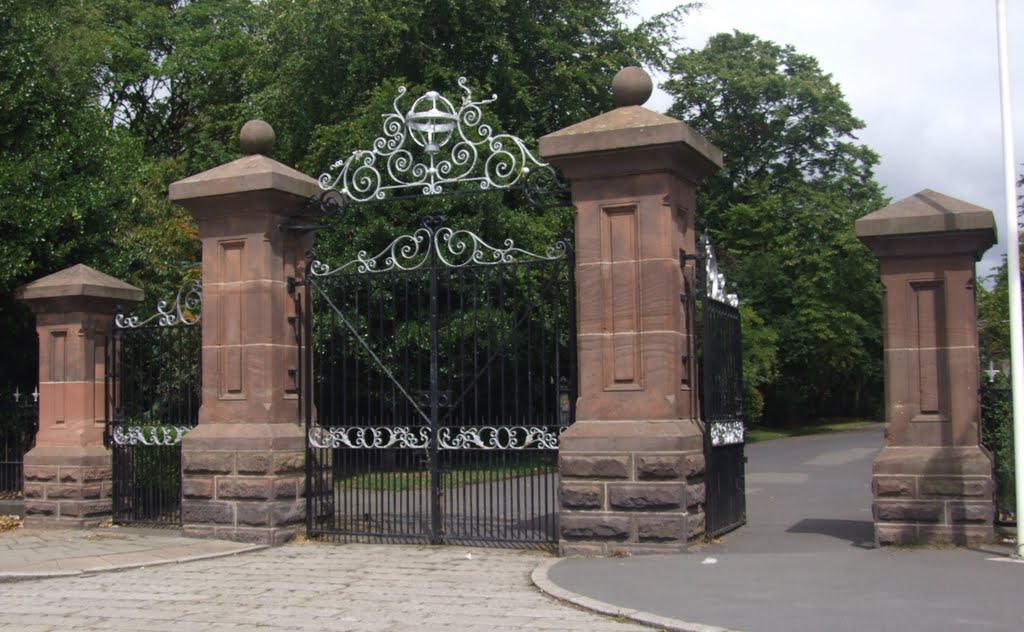 Main Gates To The Derby Park, Бутл