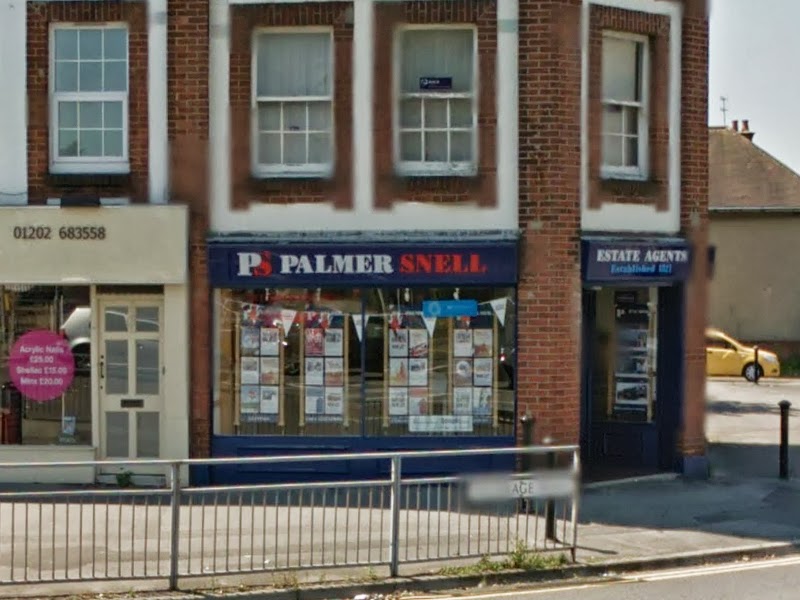 Property in the window display of Palmer Snell Lettings Poole Letting Agents, Ватерлоо