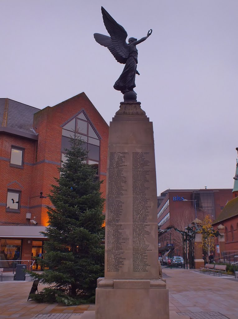 1914>1919 War Memorial Woking town Square,with names of Soldiers who lost their lifes, Вокинг