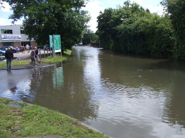 The Metro Centre entrance during 2007 floods, Вокингем