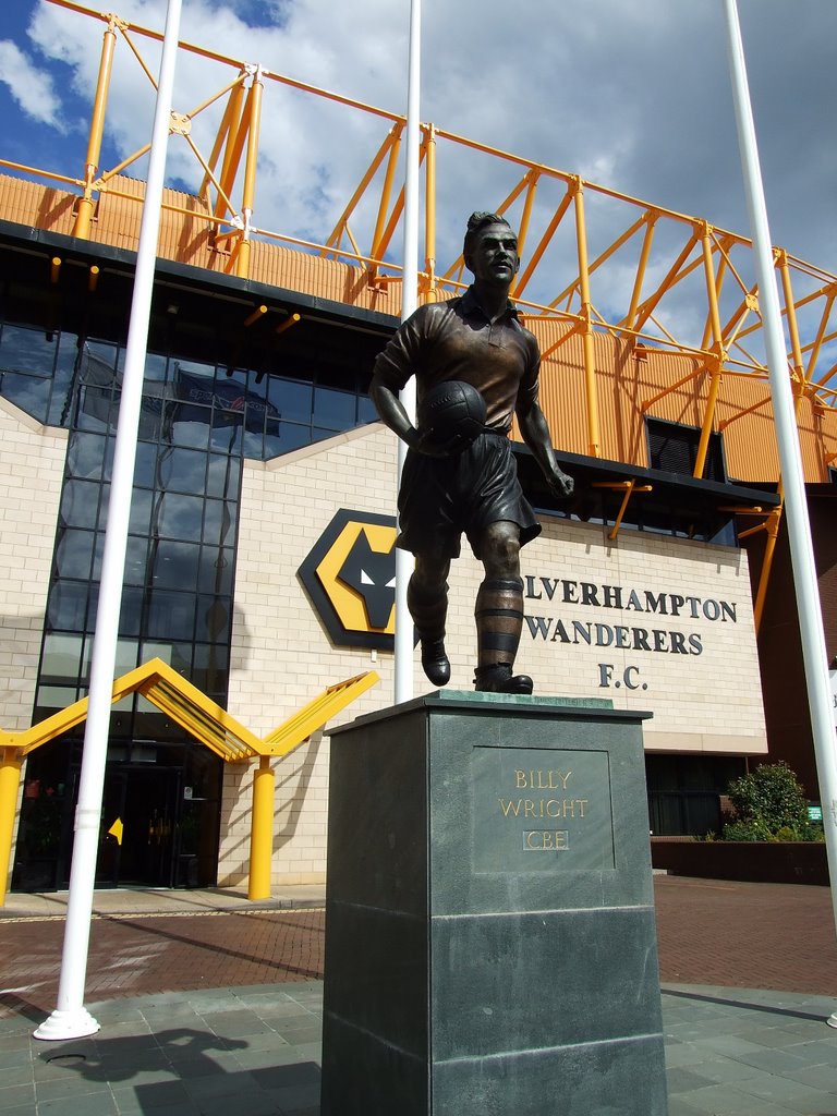 Statue commemorating Billy Wright, Molineux Stadium, Wolverhampton, Вулвергемптон