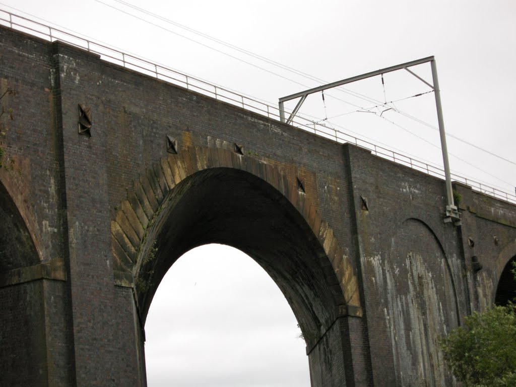 Skew Arch of Oxley Viaduct over the Birmingham Canal Main Line (Grade II Listed Building), Вулвергемптон