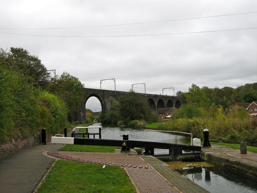 Oxley Viaduct (Grade II Listed Building) passing over the Birmingham Canal Main Line, Вулвергемптон