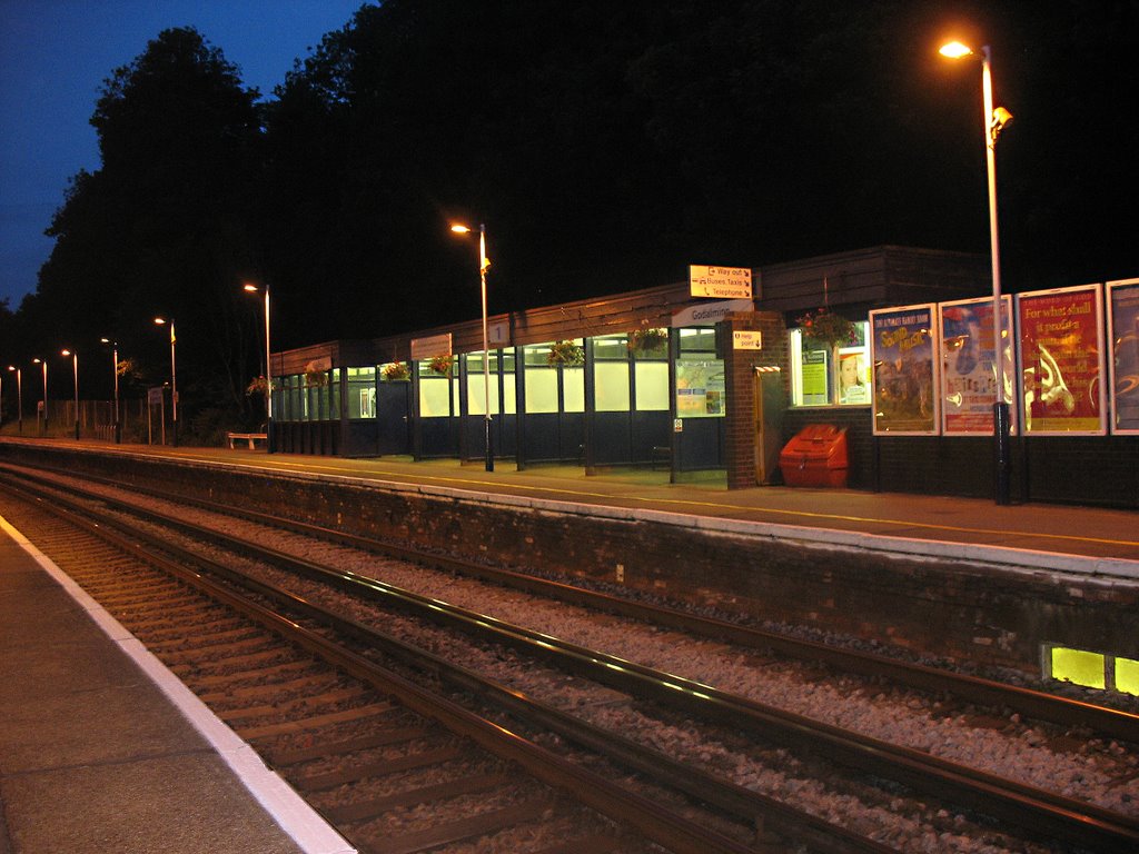 Godalming Rail at night, Годалминг