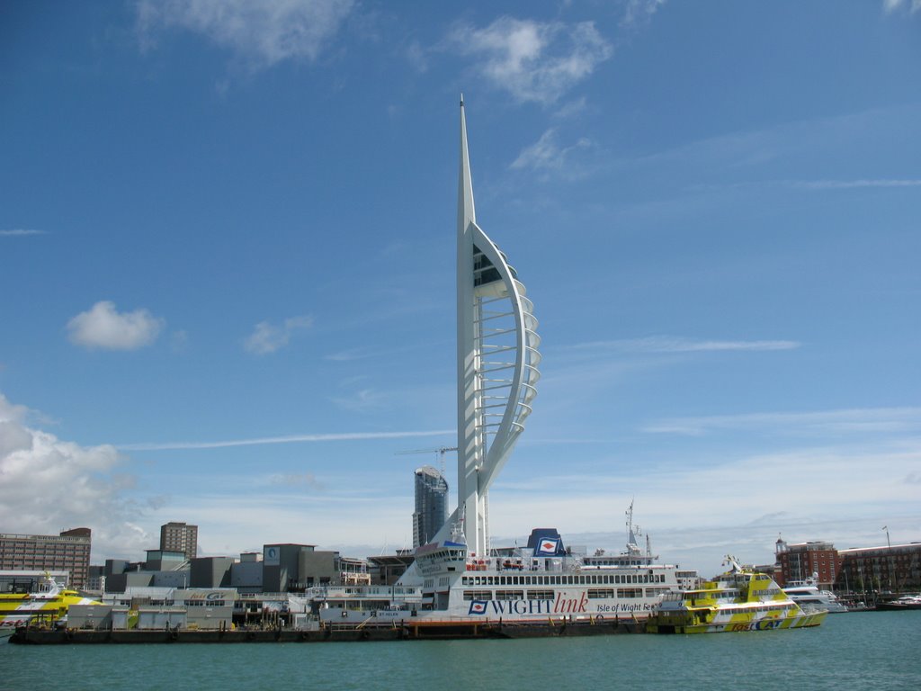 Portsmouth, Spinnaker tower by sea, Госпорт