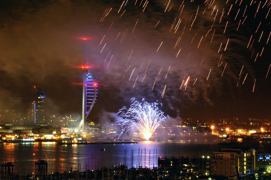 Fireworks at Gunwharf Quay and Spinnaker Tower, Госпорт