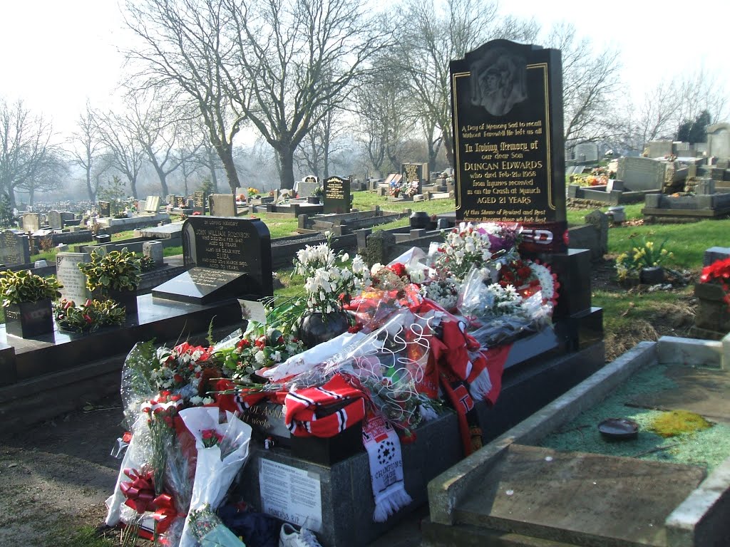 Duncan Edwards grave on the 50th anniversary, Дадли