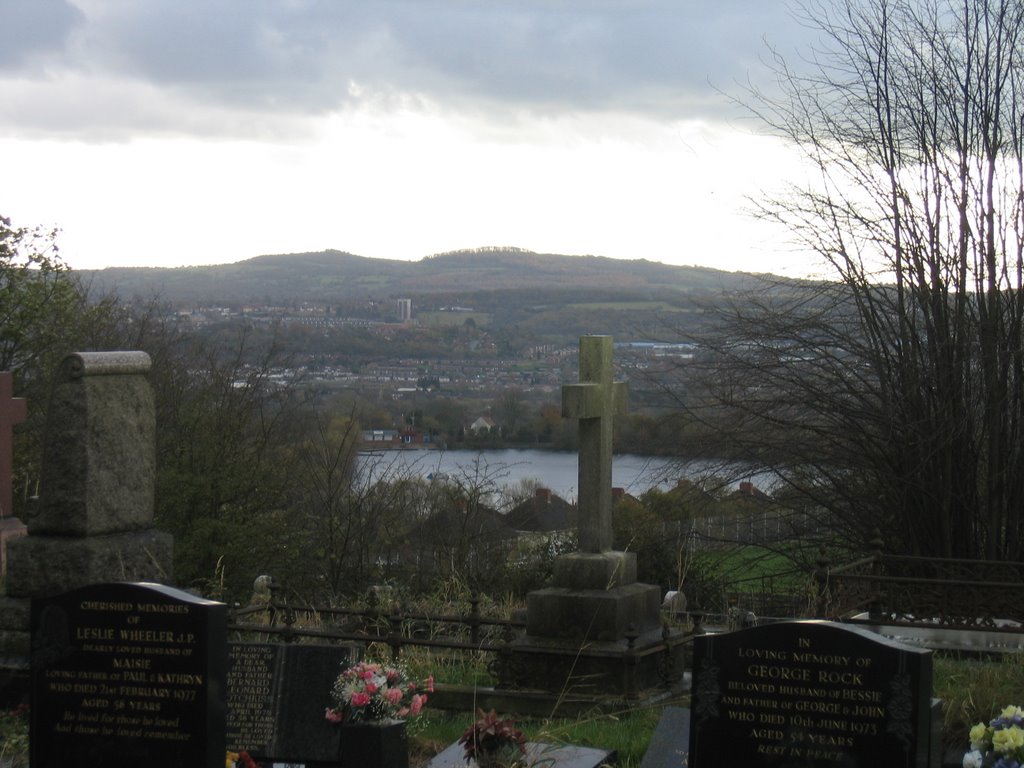 Looking down to the Lodge Farm Reservoir and the Clent Hills from the Church of St. Andrew at Netherton., Дадли