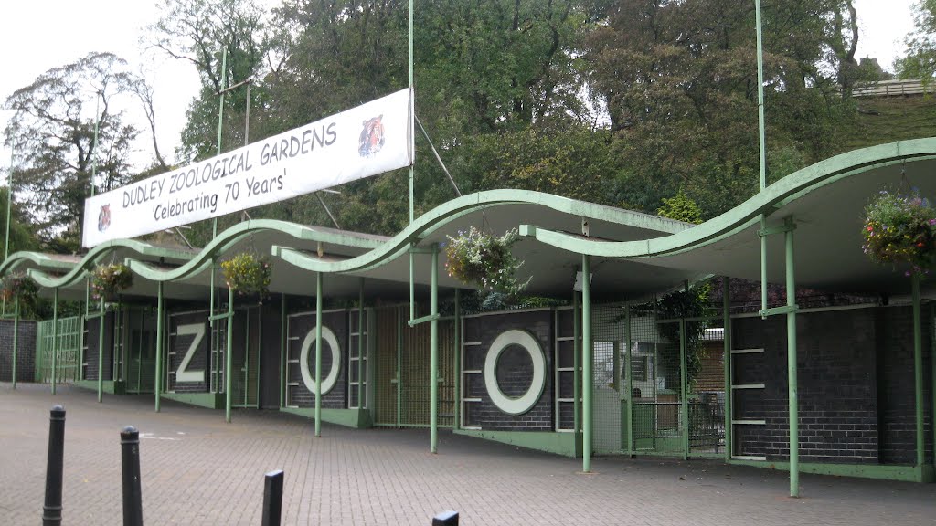 Entrance to Dudley Zoo, UK, Дадли