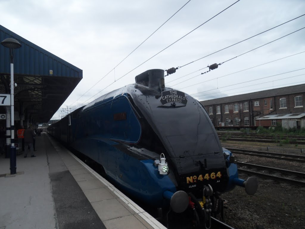 4464 Bittern arrives at Doncaster with the cathedrals express to scotland, Донкастер