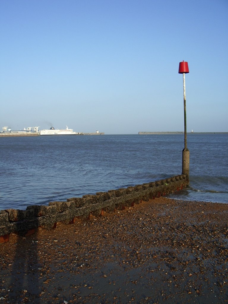 English Channel Ferry leaving Port, Dover Harbour Beach, Kent, United Kingdom, Дувр