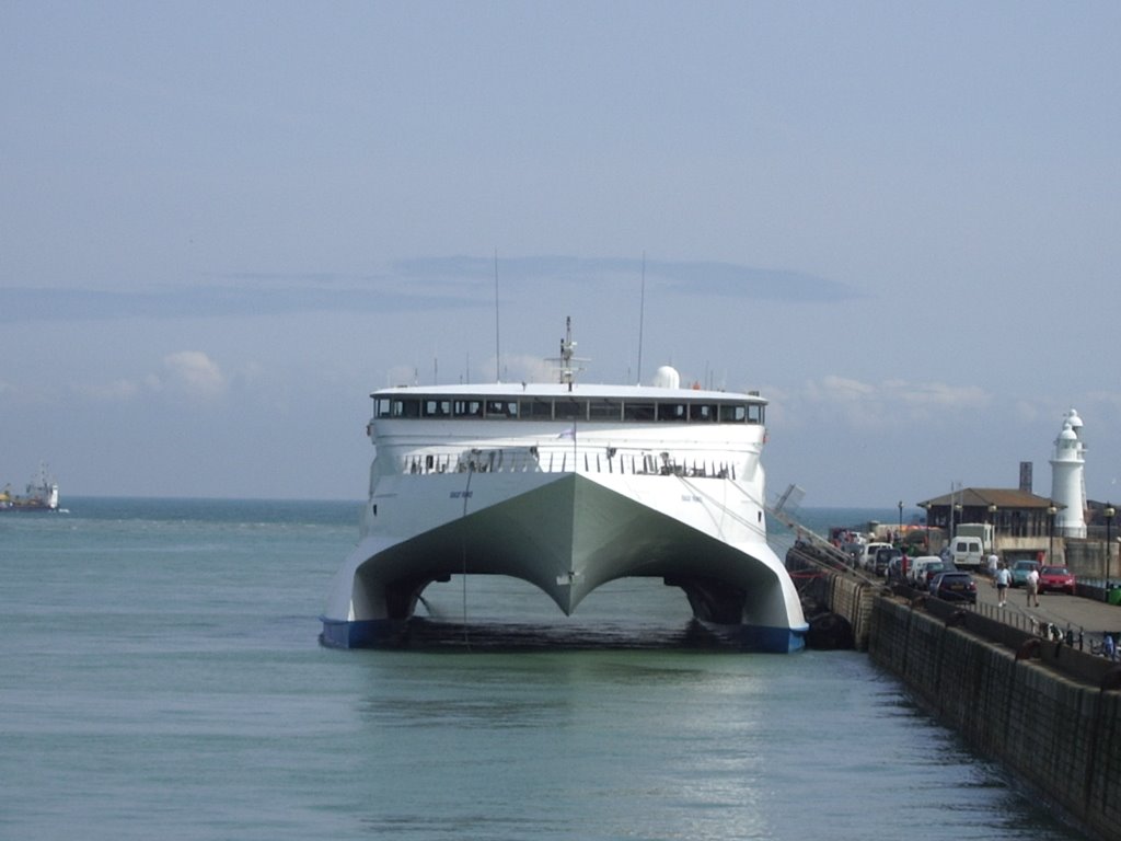 Bow of HSC Seacat France Catamaran, Prince of Wales Pier, Dover, Kent, UK, Дувр