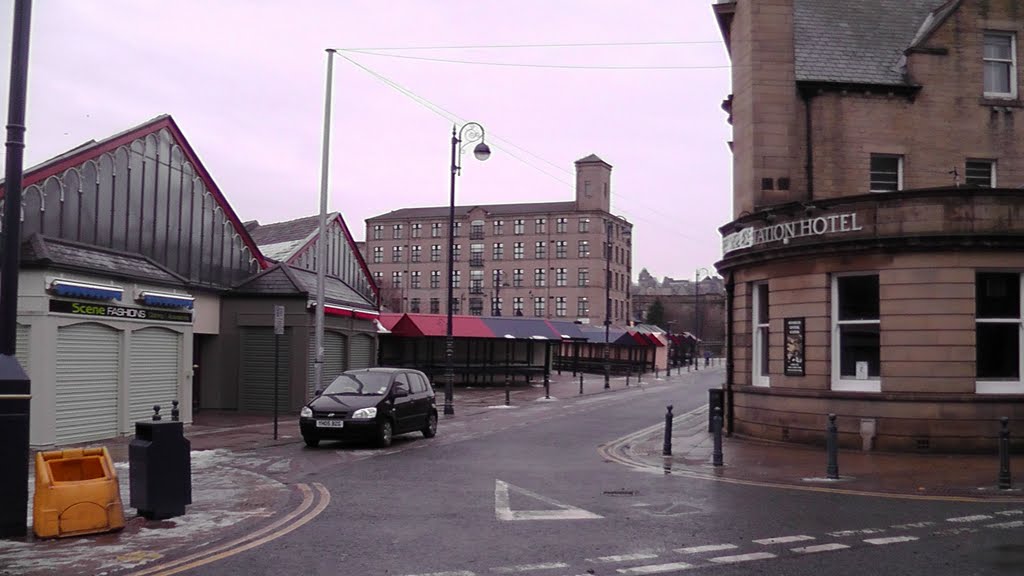 Dewsbury Market overlooked by Machell Bro. mill [now apartments], Дьюсбури