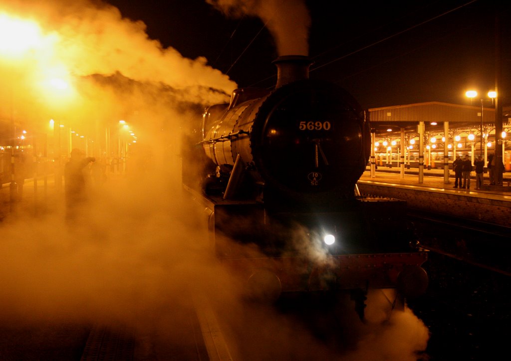 5690 LEANDER makes an atmospheric departure from York  with 1Z64 York - Rose Grove 28th November 2009, Йорк