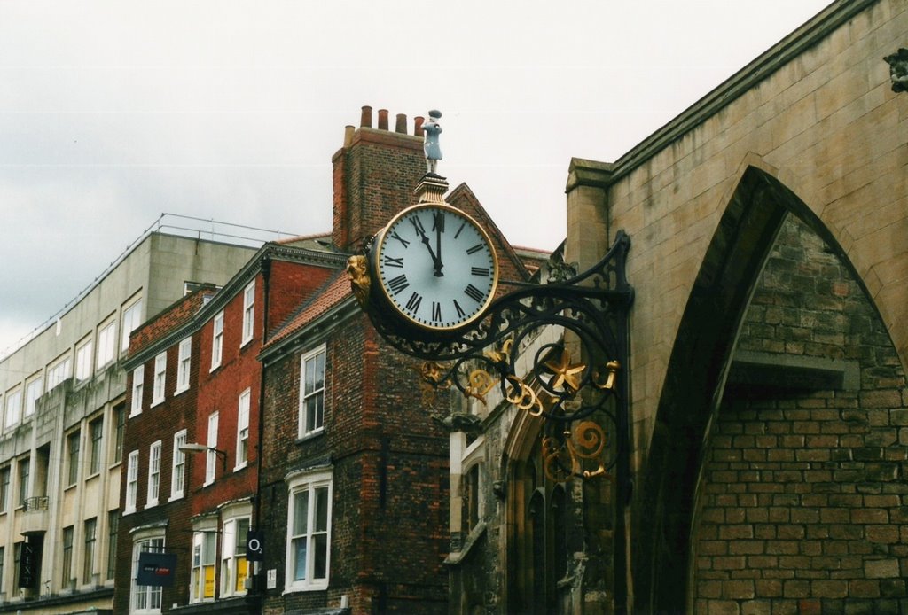 Clock in Coney Street, with the wee Admiral on the top, Йорк
