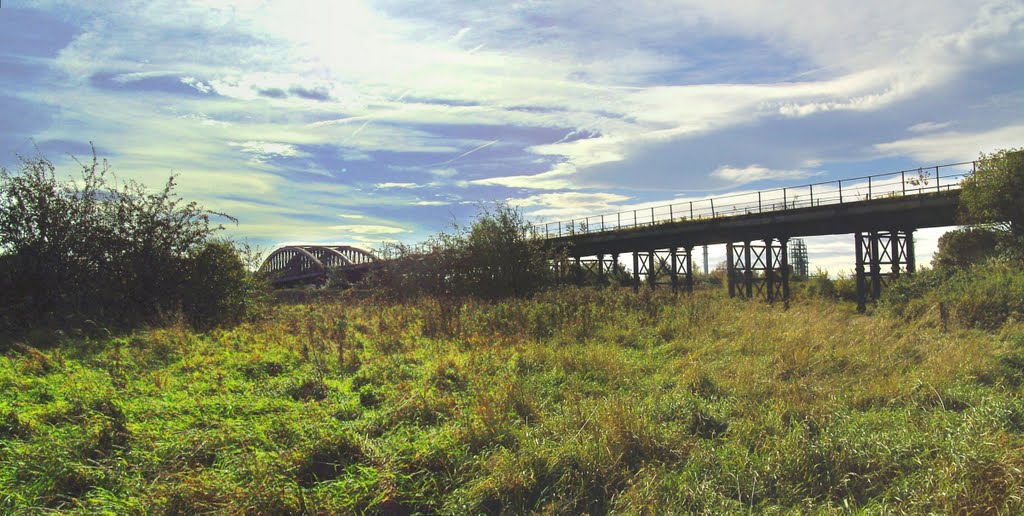 The old railway bridge over the Aire, Кастлфорд