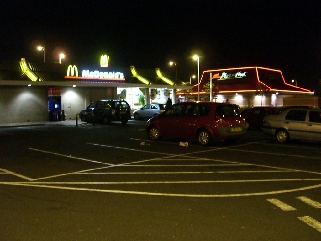 McDonalds & Pizza Hut next to X-scape Castleford England, Кастлфорд