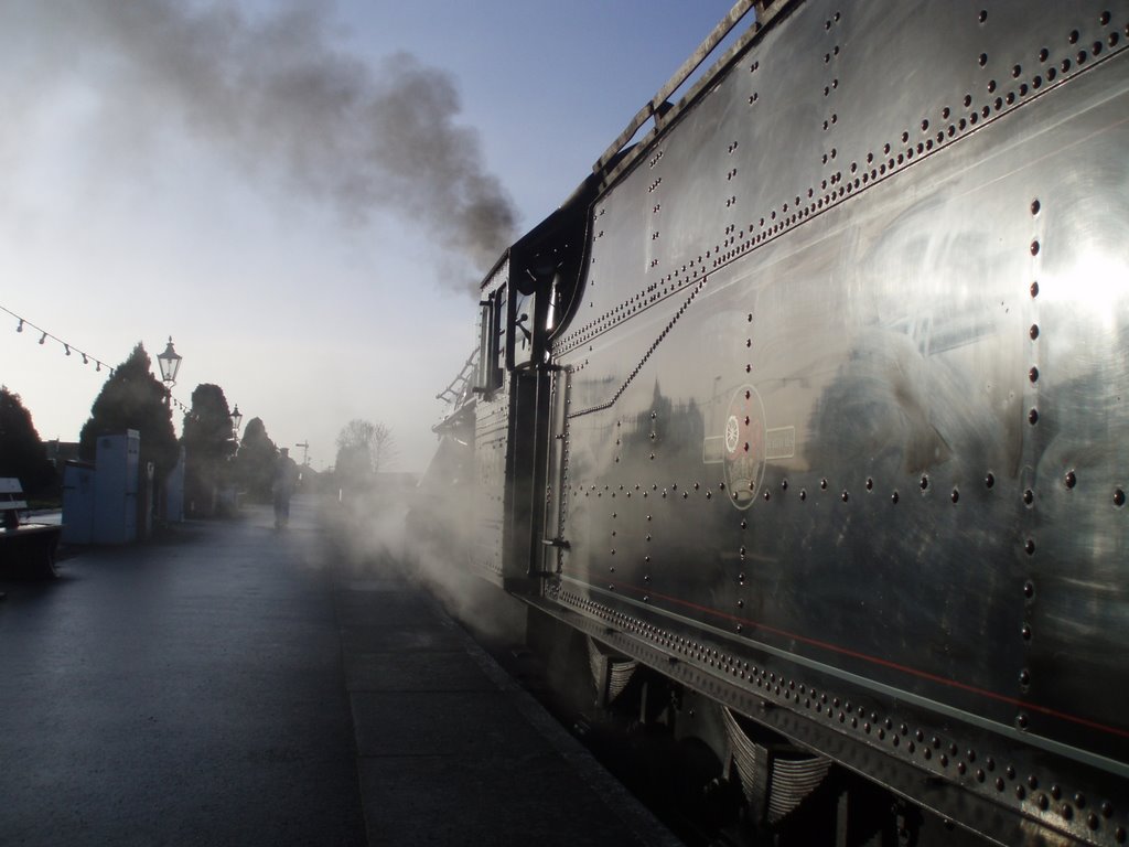 42968 steaming early on a winter morning at Kidderminster station, Киддерминстер