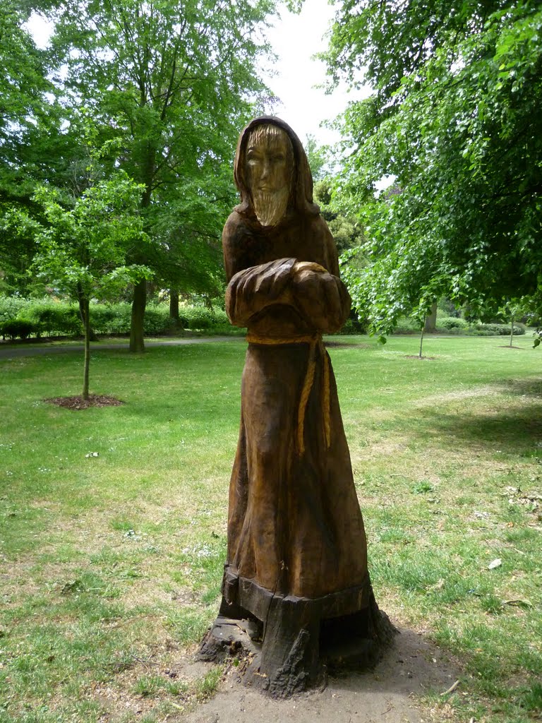 tree carving art. the walks, kings lynn, norfolk. may 2011., Кингс-Линн