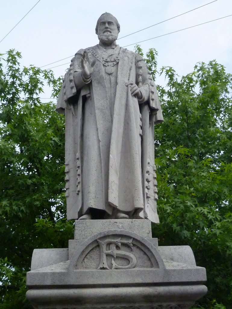 frederick savage, maker of steam engines and inventer of the galloping horses fairground roundabout. the only statue of a real person in kings lynn. may 2011., Кингс-Линн