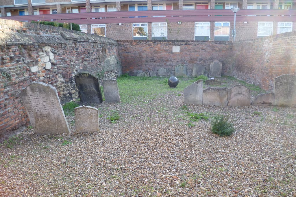 502. jewish cemetery, graves of a community of dutch jews who lived and died in kings lynn between c1750-1846. millfleet, kings lynn, norfolk. oct. 2011., Кингс-Линн
