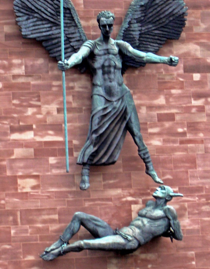 Coventry Cathedral - estatua, Ковентри
