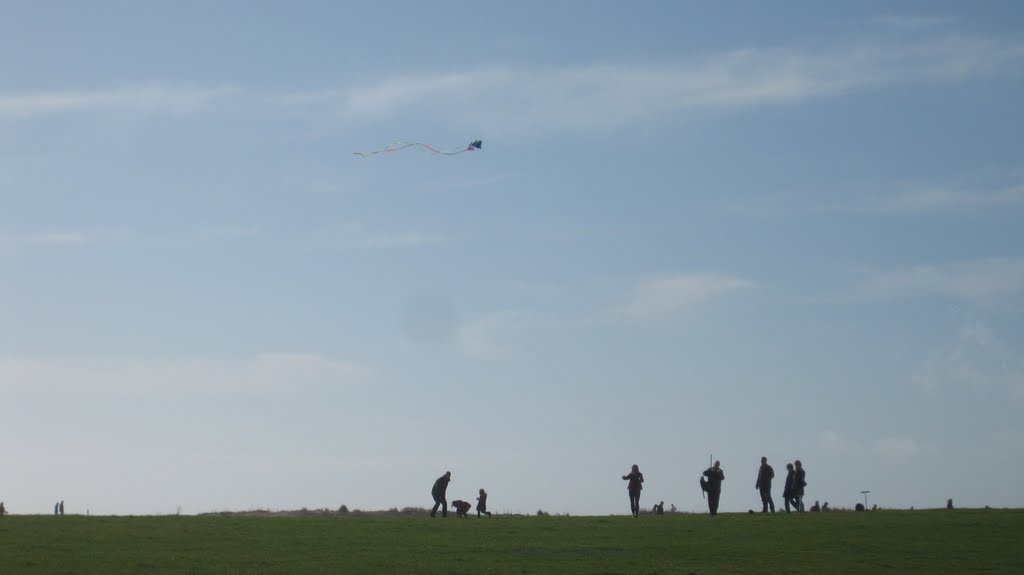Kite flying at Hengistbury Head, Кристчерч