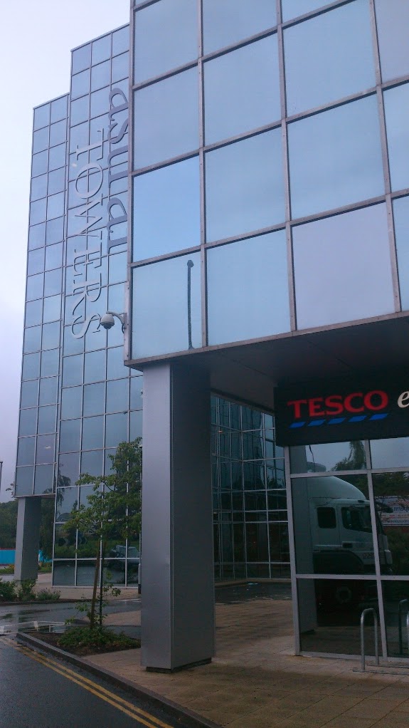 Tesco- Express, Crawley, West Sussex, UK, Кроули