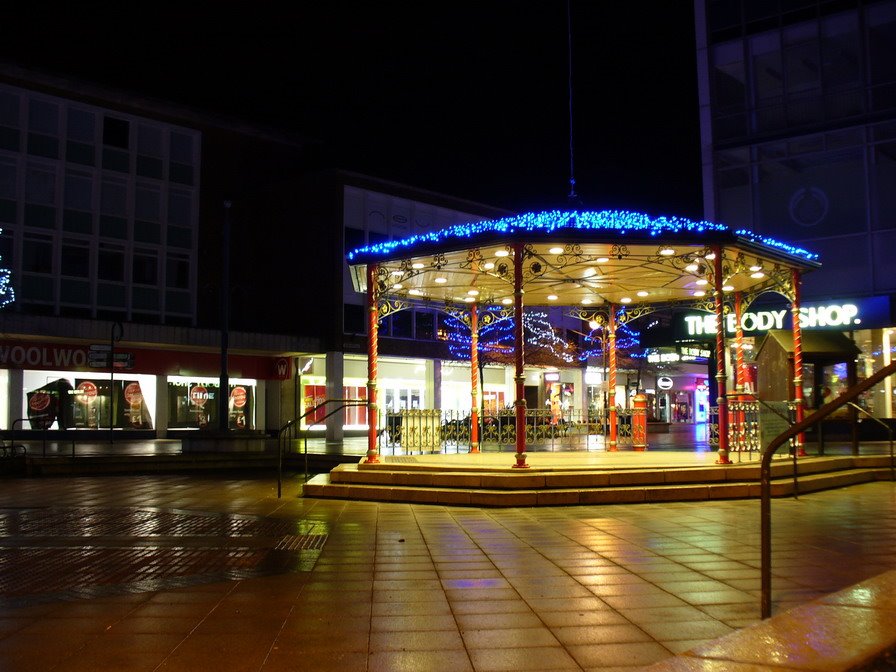 Crawley_town centre at night - Queens Square, Кроули