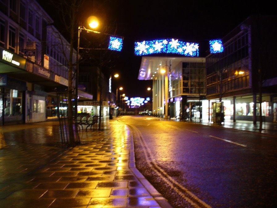 Crawley_town centre at night - The Broadway, Кроули