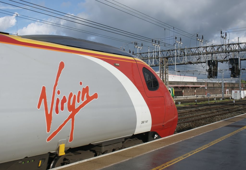 Virgin ready to go: the 18.30 departure to London Euston, at Crewe, Cheshire, Крю