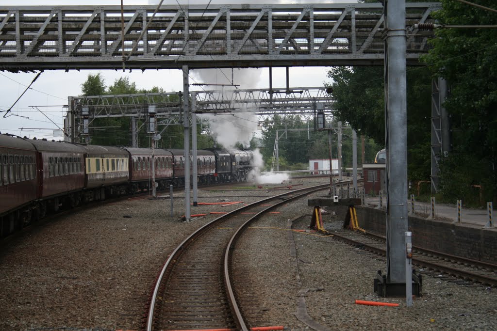 6233 Duchess of Sutherland leaves Crewe Station 30th July 2010, Крю
