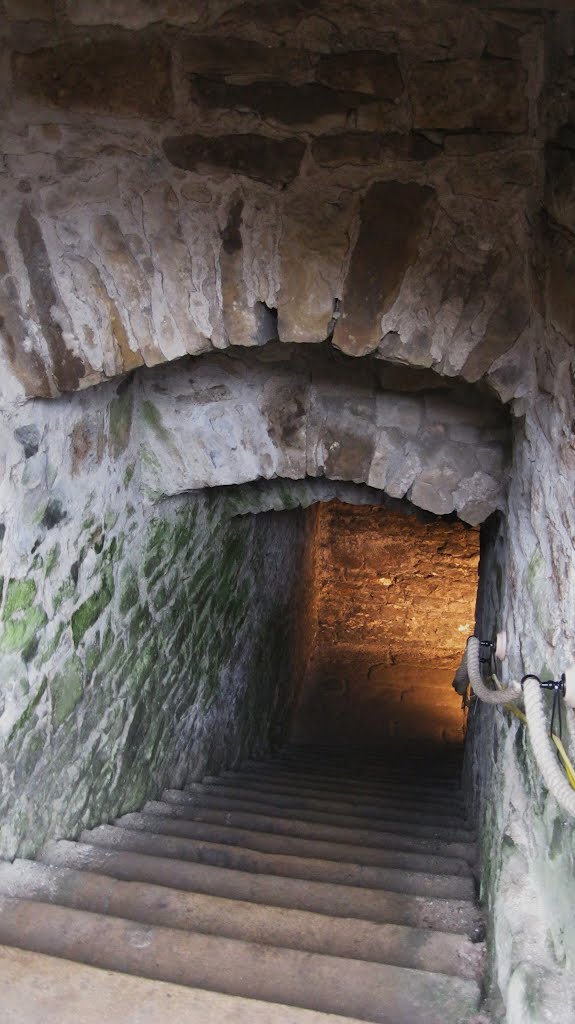 descending to the cell for the 20 Pendle witches (5 months in total darkness) 1612, Ланкастер