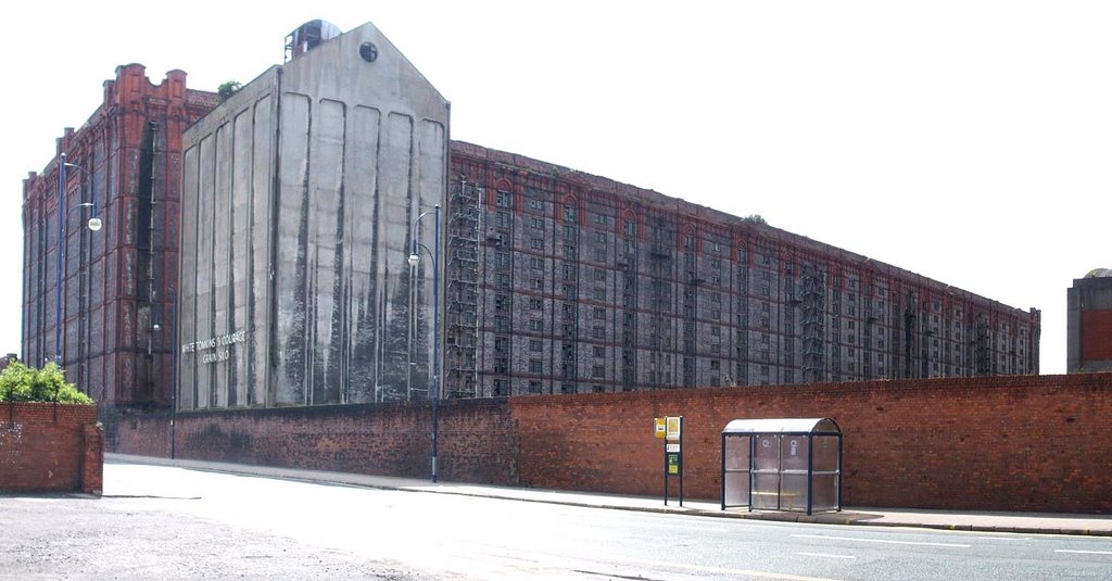 Huge warehouse dwarfs flour mill, Ливерпуль