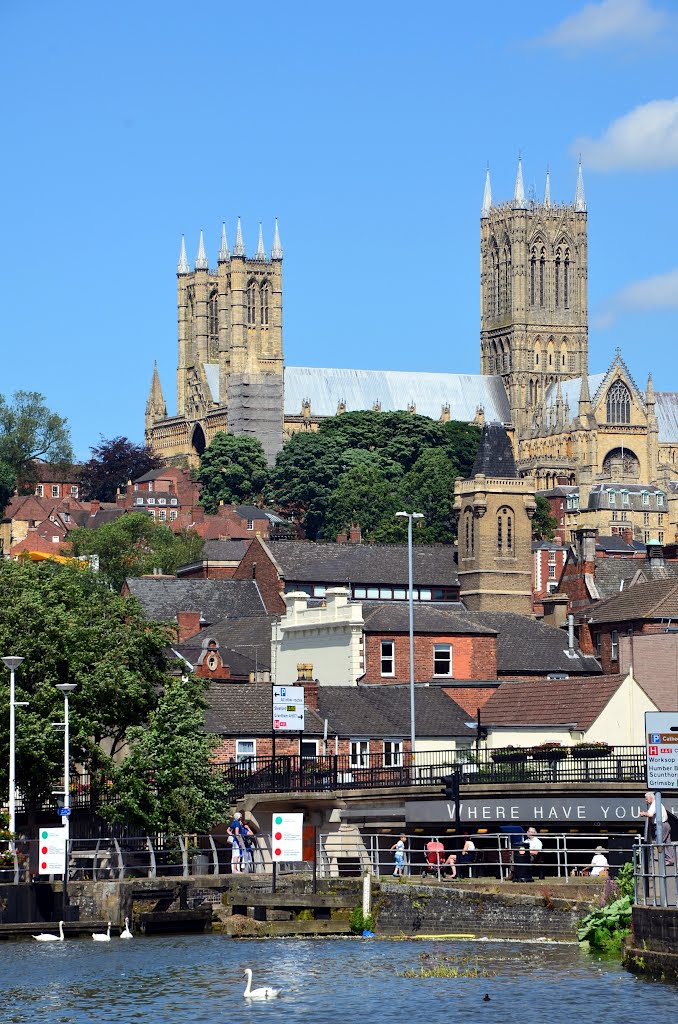 Lincoln Cathedral (11th) from Brayford Pool, Линкольн