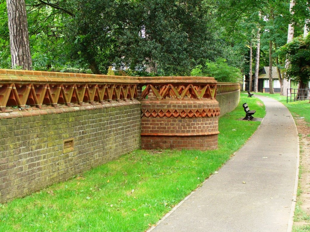 Daisy Chain Wall, Wardown Park, Лутон