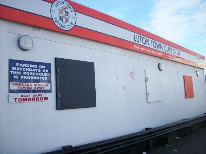 Luton Town FC shop, Лутон