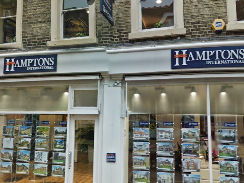Infront of Hamptons International property to rent on 11-13 Queen Street in Maidenhead, Майденхед