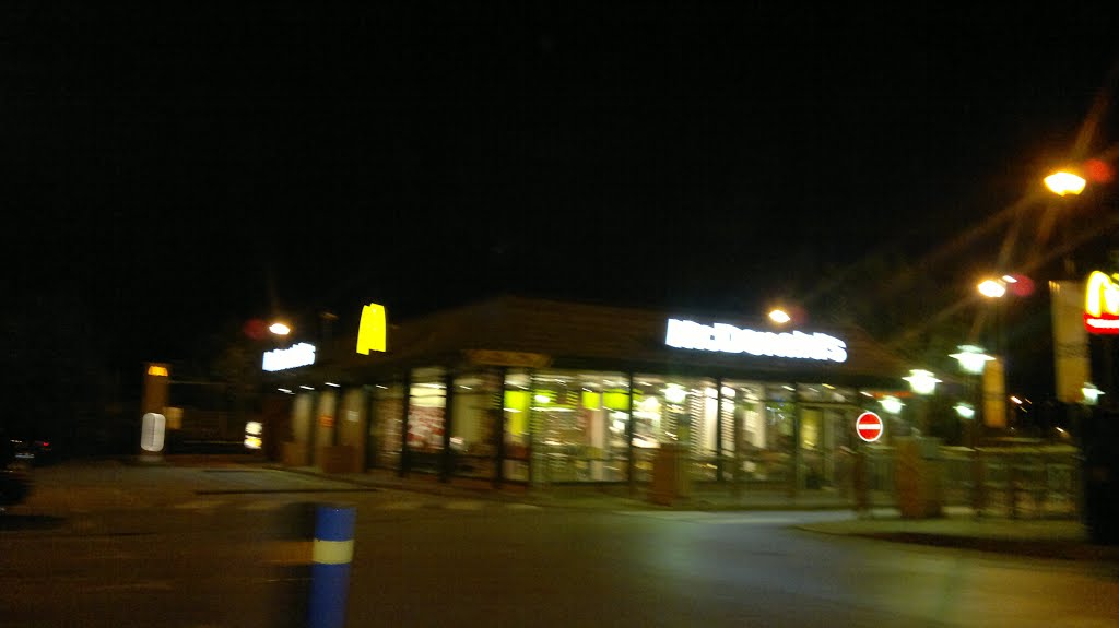 McDonalds Mansfield Leisure Park at Night, Мансфилд