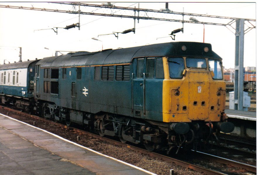 Class 31 Diesel Locomotive Photo, passes through Northampton, England in the 1980s, Нортгемптон