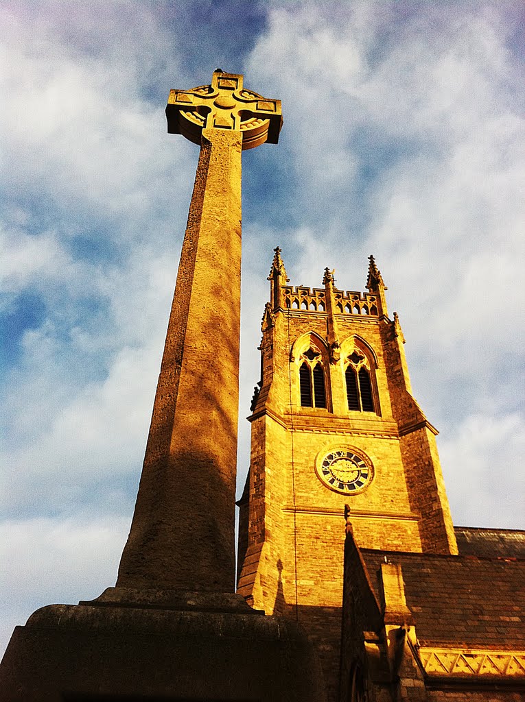 War memorial and St Marys Church, Newport, Isle of Wight, Ньюпорт
