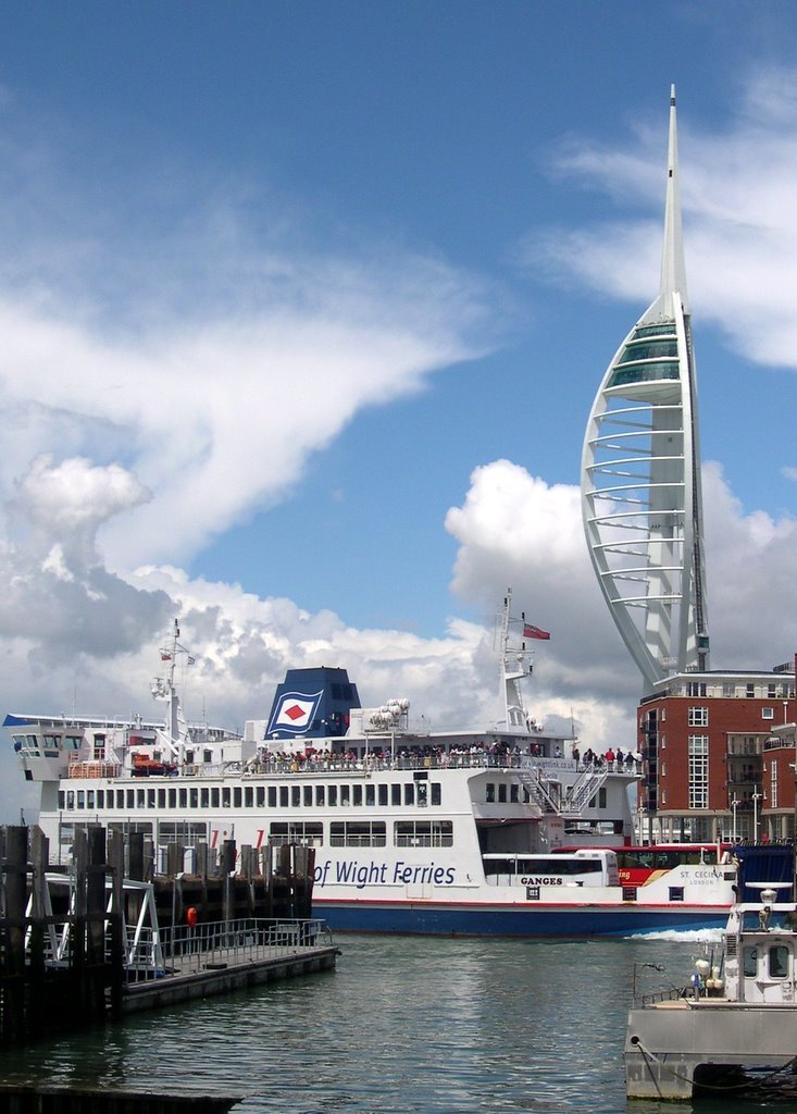 Ferry leaving and the spinnaker tower in Portsmouth, Портсмут