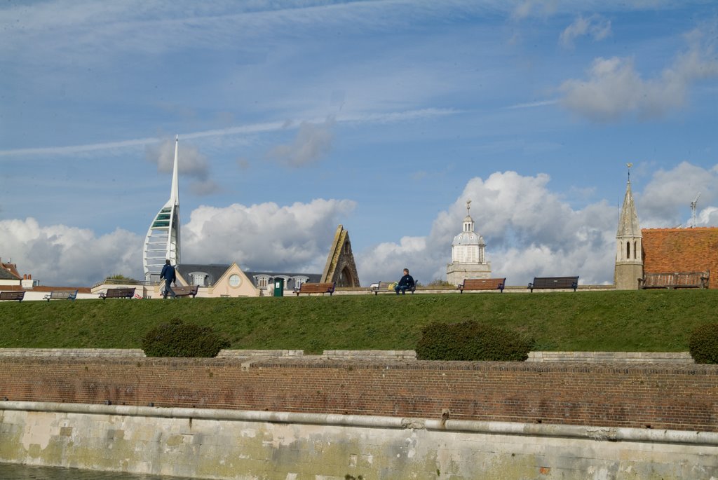 Skyline Portsmouth, L-R Spinnaker tower, Garisson Church, Modern Cathedral, Портсмут