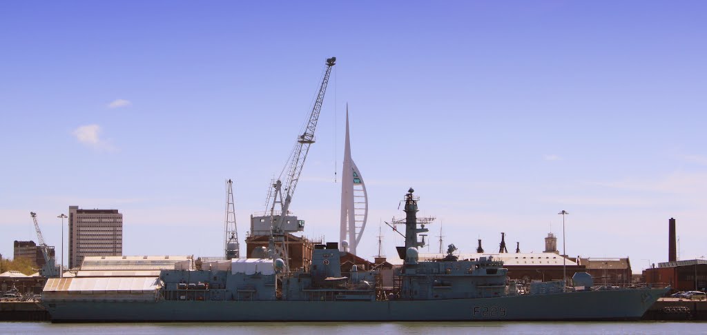 Spinnaker & Cranes, and Royal Navy Ship.  Portsmouth, Портсмут
