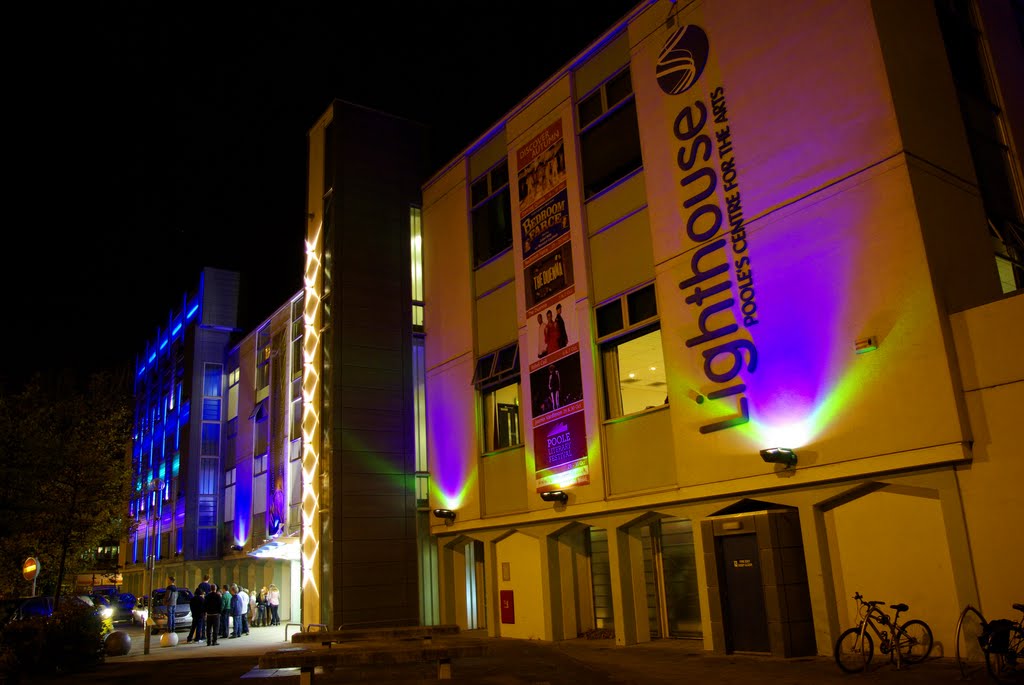 Lighthouse arts centre, Poole, by night, Пул